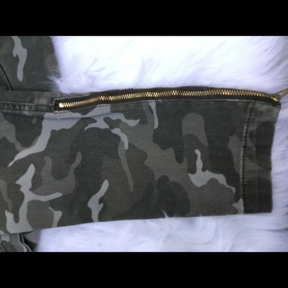 Forever 21 Women’s Distressed Camo skinny pants - Picture 5 of 8